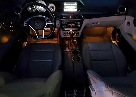 2013 Mercedes-Benz C 300 4Matic z USA, uszkodzony, nr VIN WDDGF8AB6DR247882